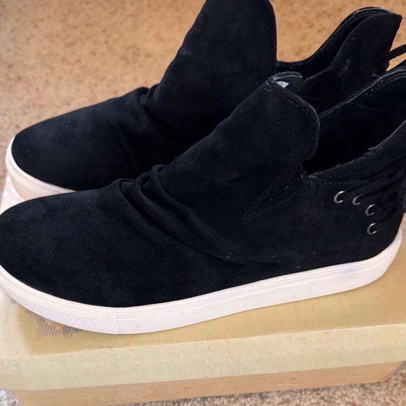 NIB VERY G HARVEST SNEAKERS—Women's Black (faux) Suede - Picture 2 of 6